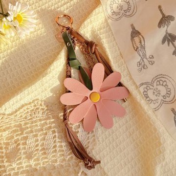 KINAZ 絲巾蝴蝶結狐毛球圓牌吊飾-林野暮光-小美好系列