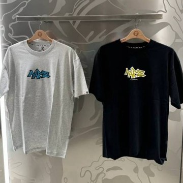 【 B.O.B 潮牌服飾代購 】FW24  熱賣款 AAPE  翻轉滑板暗紋LOGO街頭潮流短袖上衣   (現貨馬上出)