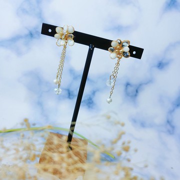 白色戀曲水滴型花朵水晶珍珠樹脂耳環 14KGF金包銀耳針 可改夾式