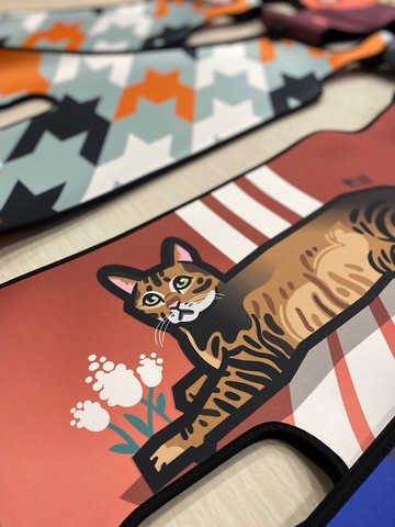 側躺貓咪-虎斑貓/咖啡色背景- gogoro 車套 防刮車套