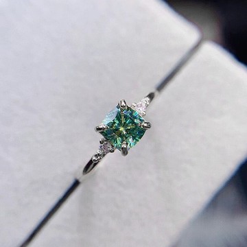 綠色莫桑石戒指，綠色莫桑石銀戒指，1 ct VVS1 綠色莫桑石