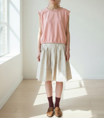 桃紅色細荷葉邊設計，下襬收緊上衣