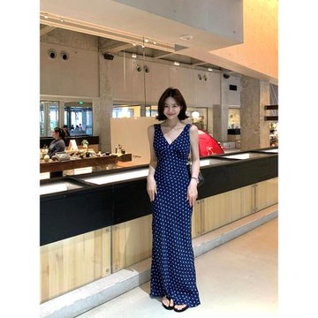 (免運)藍色高級感印花v領吊帶連衣裙女2025夏季氣質收腰顯瘦氛圍感長裙