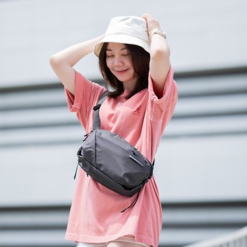 【情人節禮盒】NEO Nomad 納美斜背包-石墨灰