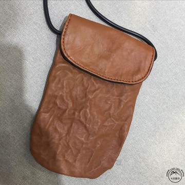 放手機的小包斜背包暗黑褶皺真皮迷你復古羊皮手機包零錢袋證件包【木屋雜貨】