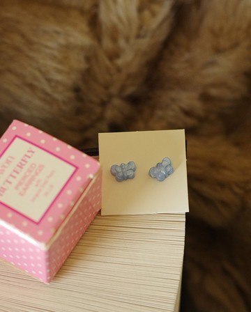 老又好古董珠寶982年透光粉藍塑料蝴蝶針式耳環Avon p233