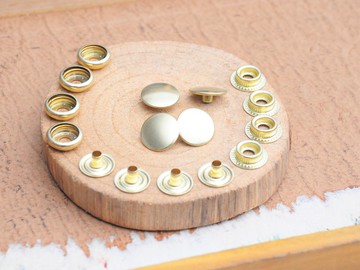 【大跳豆系列—15mm釦面四合釦｜SHINCHU 真鍮純銅色（4入組）】手工皮革 個人化 皮革DIY 皮革工具 四合釦 啪鈕 車縫鈕 打鈕工具