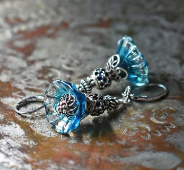 蔚藍手作花朵與多彩銀珠、藏匿藍色珠飾的耳環