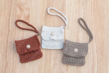 小巧的鞣製皮革編織包，可收納零散小物與卡片