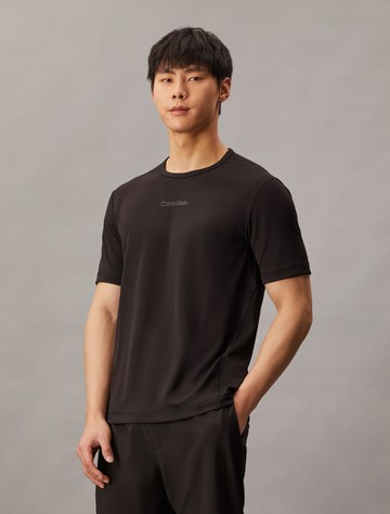 Calvin Klein 基本款標誌 T 恤