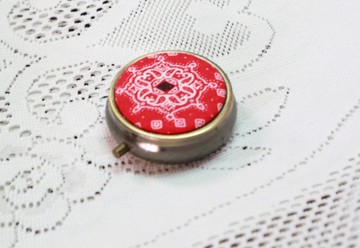 纏繞畫  古銅款 圓形 分格藥盒 迷你 隨身攜帶 小物 收納盒 藥盒