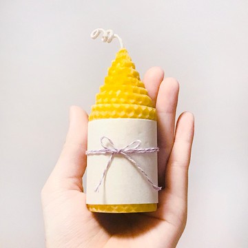 貝殼裡 純天然錐形蜂蠟卷-暖心中型蠟燭1入