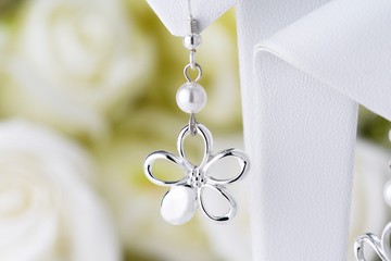 花朵系列 可愛女人花 四瓣鏤空造型 勾式耳環