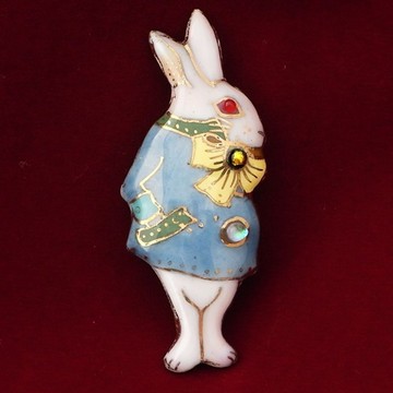 藍色外套繫領巾的兔子七寶燒胸針