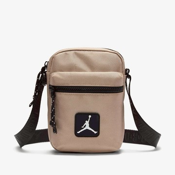 【NIKE耐吉】Jordan喬丹 奶茶色斜跨包(JD2433078AD-002 / HF1893208) 金色潮流休閒小腰包百搭時尚側背單肩包可調背帶小包隨行包 紀念禮物 週年禮物 老公禮物 老婆禮物