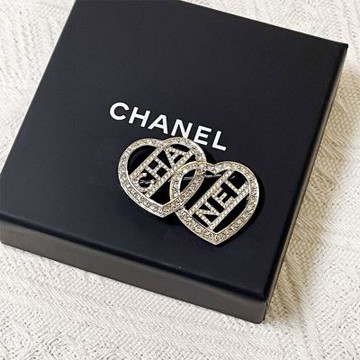 CHANEL 香奈兒 雙心胸針(銀/滿水鑽/文字logo/中間鏤空)