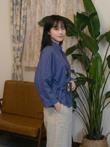 【深海之息】頂級長纖維亞麻・復古曲領弧形寬袖上衣 (琉璃深藍)