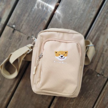 蔦咪啊 刺繡圖案中型防潑水尼龍包 斜背包 (卡其) / 柴犬 阿柴