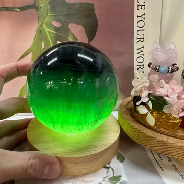 天然水晶 頂級綠螢石球 清透綠質 47號1357公克 直徑9.2公分❤️贈球座✅螢石 綠螢石球 瑩石球 綠 A2763