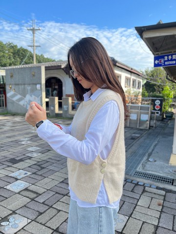 純手作圓領女生毛線背心。。愛上開叉背心。圍巾。白