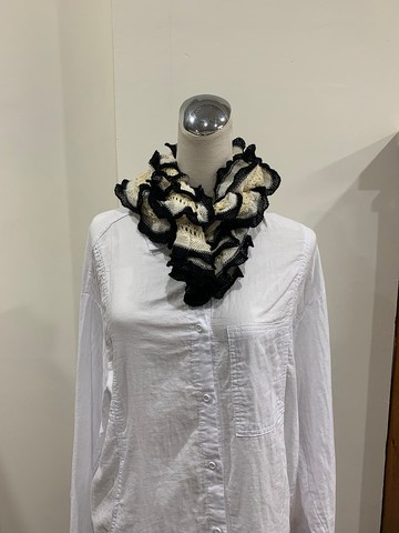 手作冬天圍巾。。波浪圍巾。黑/白/米白三色搭配