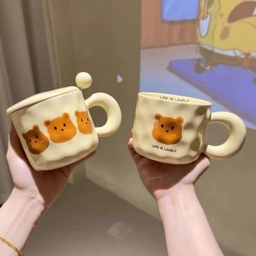 ✨買到賺到💗大ins奶黃色小熊馬克杯 家用高顏值水杯  可愛情侶情 早餐咖啡杯 帶蓋