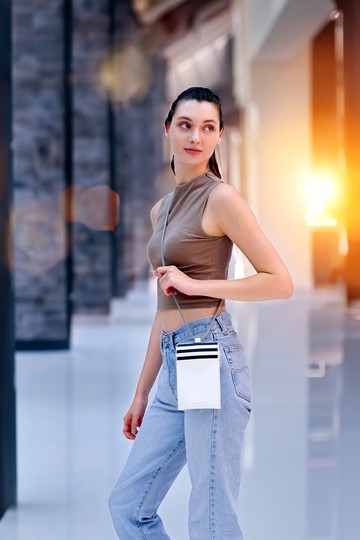 B for Back-to-Work 白色皮帶黑白條子手機袋