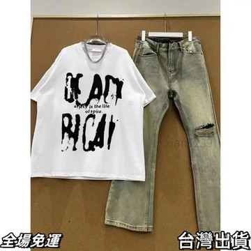 速.發 複古破洞牛仔褲搭配潮牌夏季新款T恤美式塗鴉字母短袖男高街套裝 台出