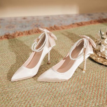 心之蘭細跟尖頭一字珍珠扣帶高跟鞋淑女后跟蝴蝶結綢緞面料大碼寬