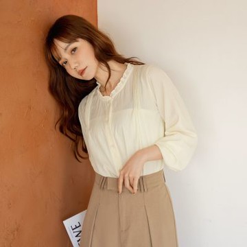 OB嚴選中大尺碼-花邊領打褶排釦襯衫上衣《AB20678》