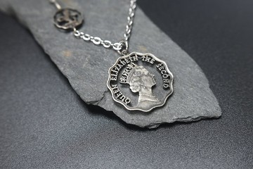 鏤空硬幣飾物-香港兩元吊墜