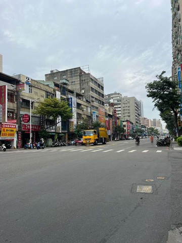 三多商圈精華地段商五賺錢金店面｜高雄市前鎮區三多三路