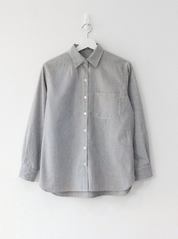 深灰與白 .  直條紋襯衫