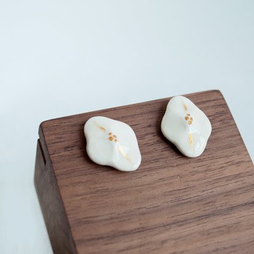 TeaTime 溫潤菱形花朵/白/   耳釘 冬日限定