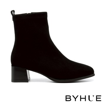 BYHUE 極簡日常純色羊麂皮軟芯高跟短靴－柔霧黑