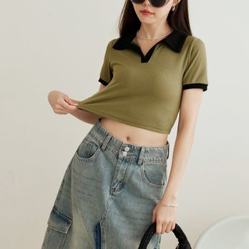 OB嚴選中大尺碼-彈力坑條撞色翻領短袖短版上衣《AB18479》