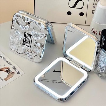 化妝鏡帶燈led隨身鏡外出便攜式小鏡子家用梳妝臺桌面迷你折疊鏡