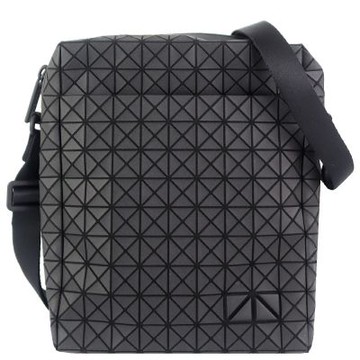 ISSEY MIYAKE 三宅一生 BAOBAO 黑色壓印方格直立肩背/斜背包