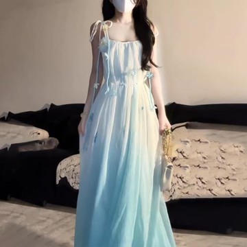 溫柔風藍色漸變吊帶連衣裙女夏季海邊度假沙灘裙氛圍感花朵仙女裙