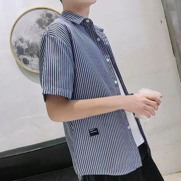 清爽帥氣~短袖襯衫夏季韓版休閒寬鬆港風條紋半袖白色原宿風男士外套襯衣 短袖開衫 翻領上衣 開衫外套 男生襯衣 洋氣開衫