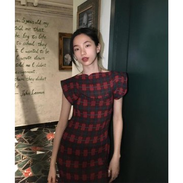 三宅褶皺紅色格子飛飛袖吊帶連衣裙外搭罩衫小眾收腰彈力短裙女夏