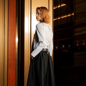 後背拼接雙綁繩上衣