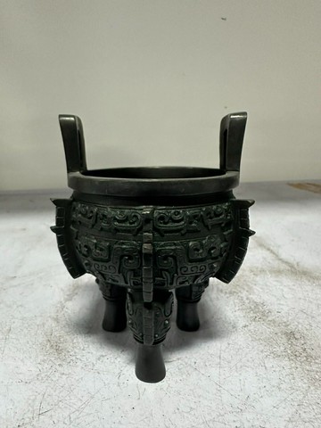 青銅色小鼎，重0.65公斤高11，雙耳長8，口徑8