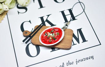 =>黏土系列-麻辣年糕-吊飾  #可以更改成鑰匙圈 =>限量*1