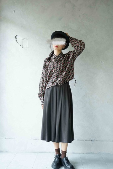 尋寶古著-深灰垂墜感寬摺過膝裙