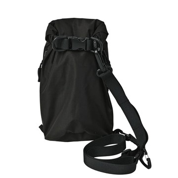 KiU 日本KiU 363-900 黑色 小水桶防水斜背包, 側邊有登山扣和菊花繩