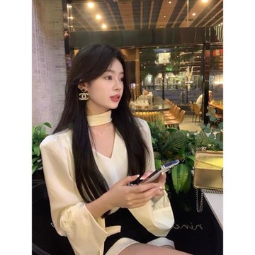 v領內搭襯衫女設計感小眾秋冬季長袖打底衫法式溫柔氣質別致上衣