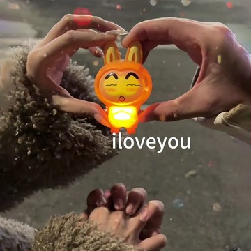 【台灣出貨+免運】會說iloveyou發聲玩偶 牽手感應發聲掛件 公仔表白神器 發光玩具兒童 發聲鑰匙扣 語音鑰匙扣