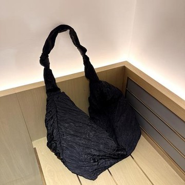 小眾設計包包2024夏季新款通用大容量壓褶布包云朵斜挎包文藝大包