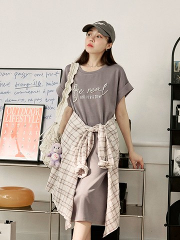 空氣棉立體串珠字母後開衩短袖洋裝